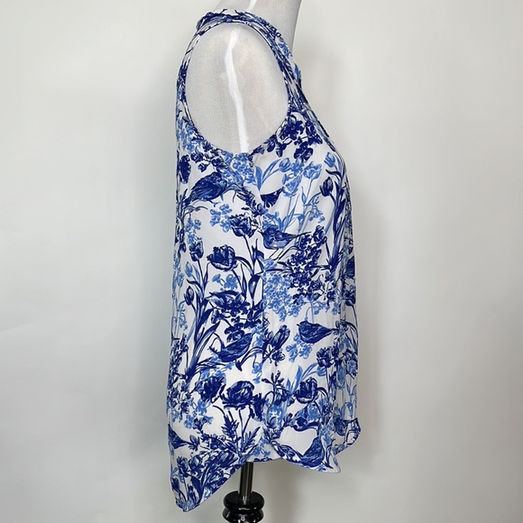 DYNAMITE FLORAL SLEEVELESS BLOUSE - Picture 2 of 6